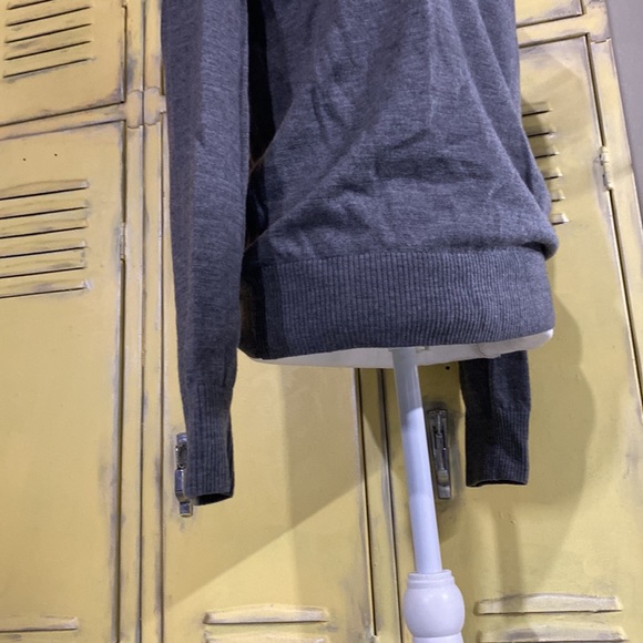M - Banana Republic - Grey V neck pullover sweater - Picture 3 of 7